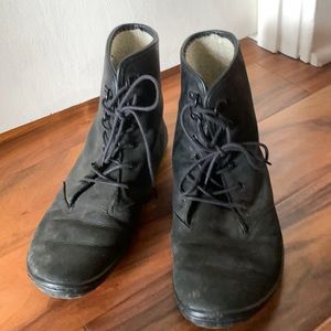 Vivo Barefoot black leather shearling lined boots. EU size 41